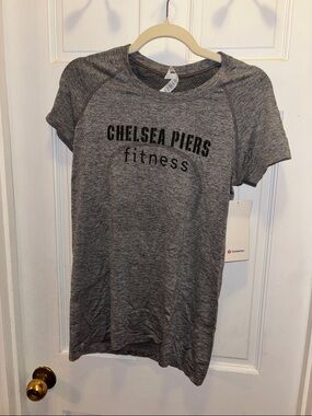 lululemon athletica Chelsea Piers Fitness Heather Gray Short Sleeve Tee - Gray